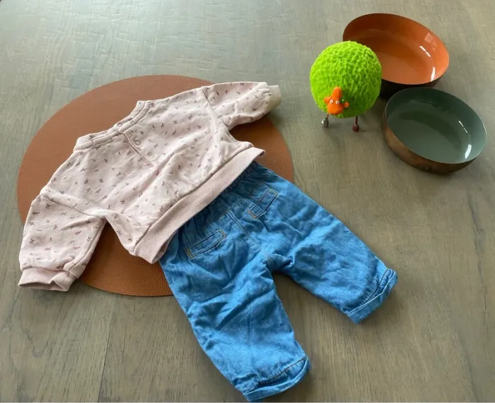 Ensemble 1 mois Kiabi jean et rose - photo numéro 2