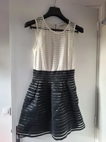 Jolie robe blanche et noire