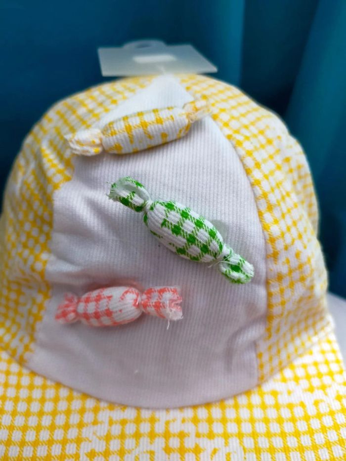 Casquette bébé à carreaux jaune – motif bonbons 3D - photo numéro 3