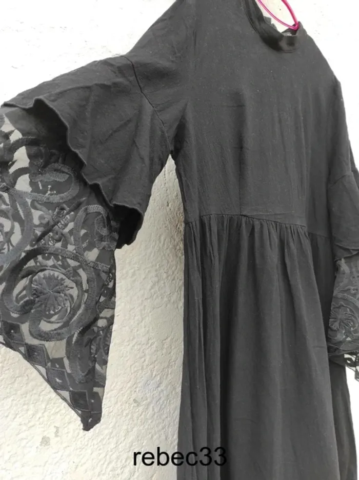 Robe longue noir  manches à volants dentelle - photo numéro 2