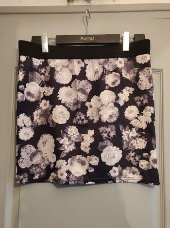 Jupe noire à fleurs