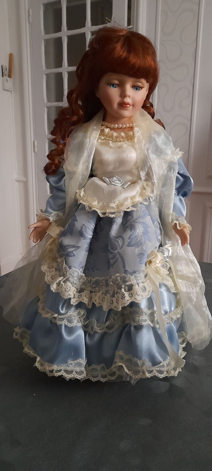 Poupée en porcelaine