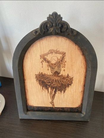 Tableau en bois gravé  à la main «  danseuse mystique «