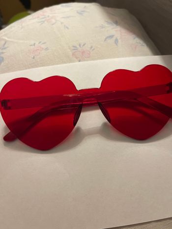 Lunettes en forme de cœur rouge bordeaux