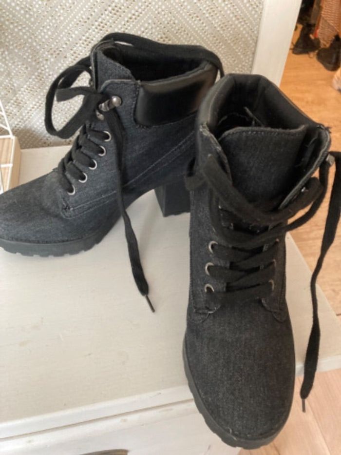 Bottines noires en jean