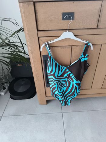Maillot de bain bonnets préformés. neuf rouge taille 44