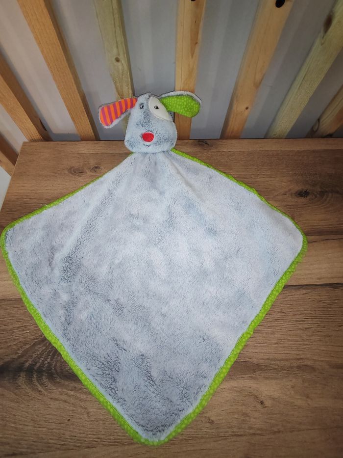 Chien grelot  vert et gris