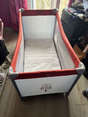 Lit parapluie gris / orangé Trottine avec Matelas pliant & sac de transport inclus