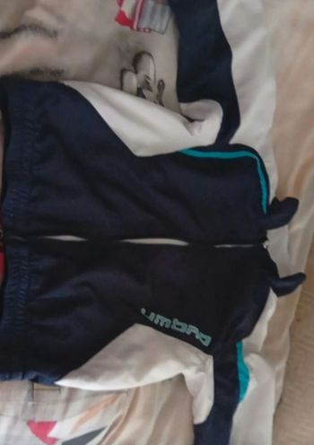Un gilet noir bleu blanc
