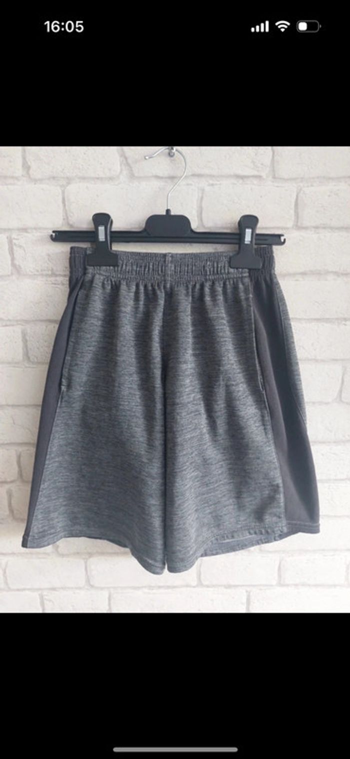 Short Champion taille 8 / 10 ans