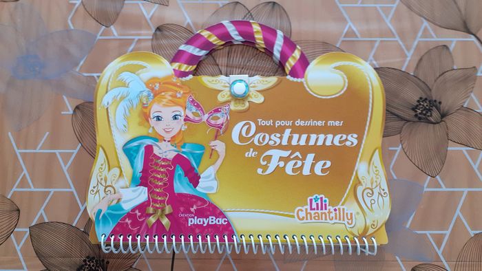 Livre activités costumes de fête