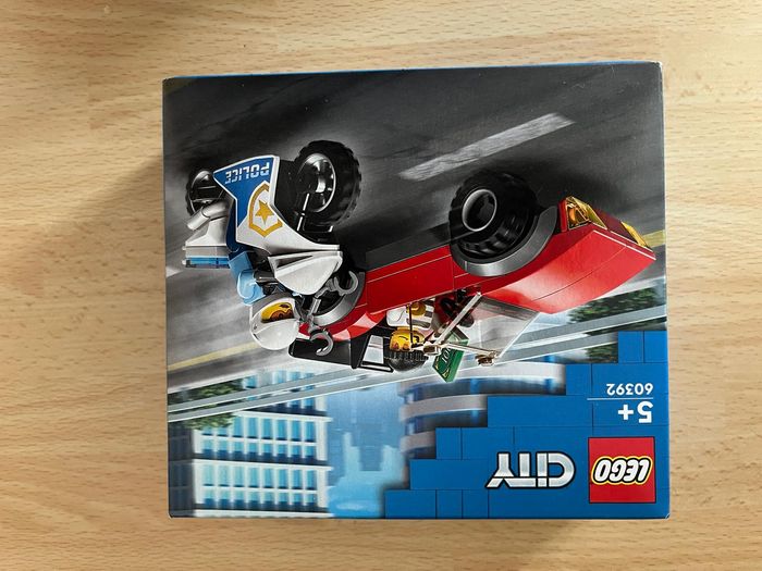 Lego city 60392 Moto de police et voiture de méchant. Neuf et scellé