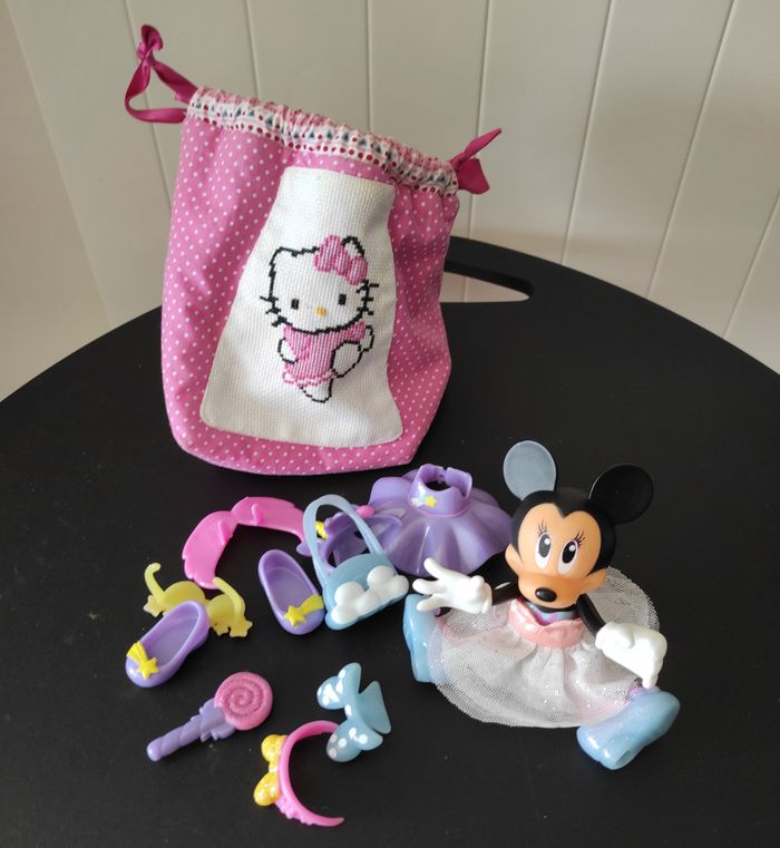 Figurine Minnie avec accessoire + pochon Hello Kitty fait main