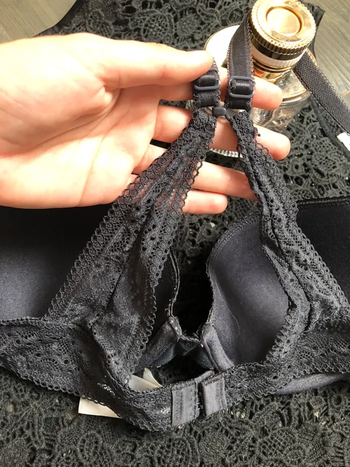 Soutien-gorge gris en dentelle - photo numéro 3