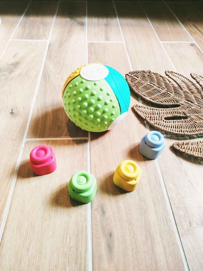 🏐Jeu de motricité - Grosse balle sensorielle avec 4 plots - marque Clementoni - photo numéro 1