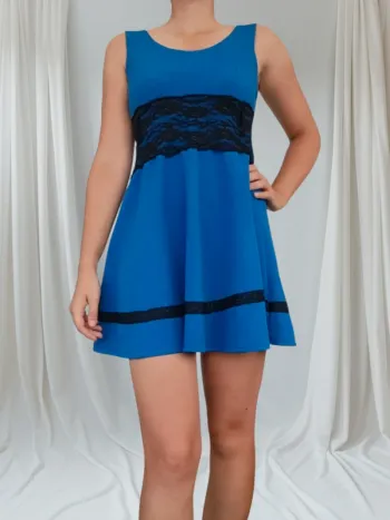 Jolie robe bleue avec détails dentelle noire a la taille taille S