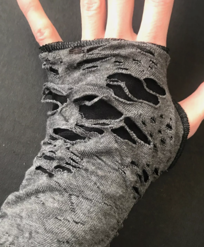 Paire longue mitaine  zombi 40cm déchiré décalé punk rave alternatif ** N E U F ** gant noir gris - photo numéro 2