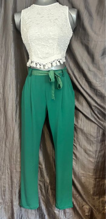 Set chic pantalon fluide vert émeraude et top blanc