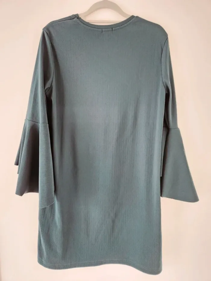Robe droite à manches volantées Bershka – Style minimaliste et tendance - photo numéro 3