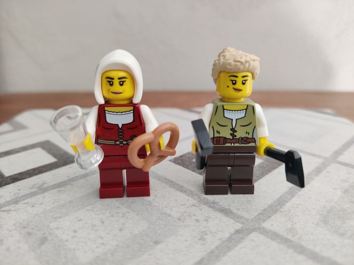 2 figurines Menuisière et Aubergiste du set Lego 10332 Place du Village Médiéval - photo numéro 7