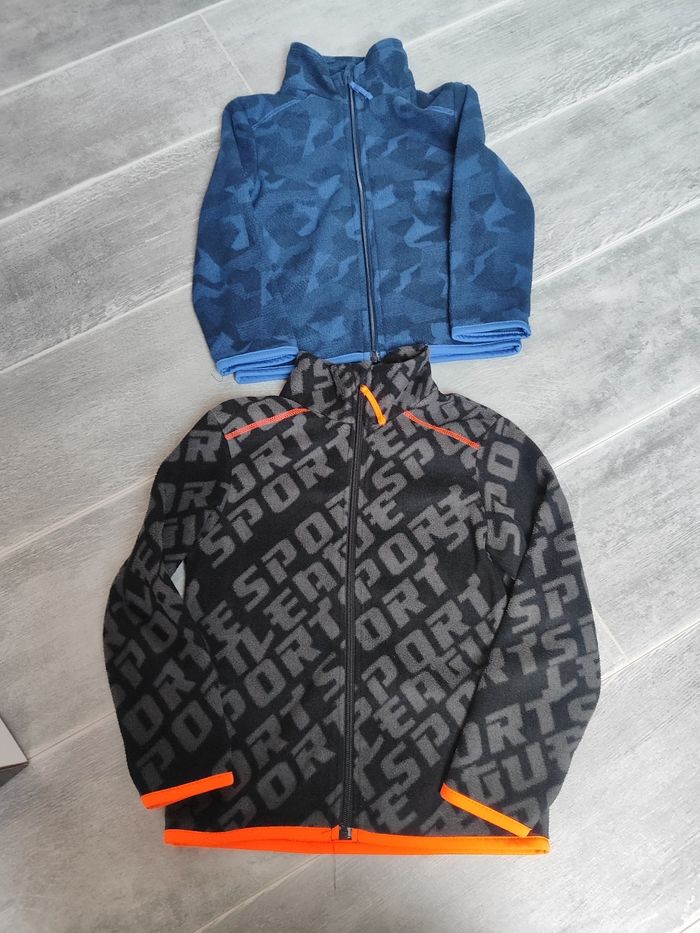 2 vestes polaires en 5 et 6 ans