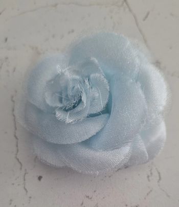 Broche rose bleue
