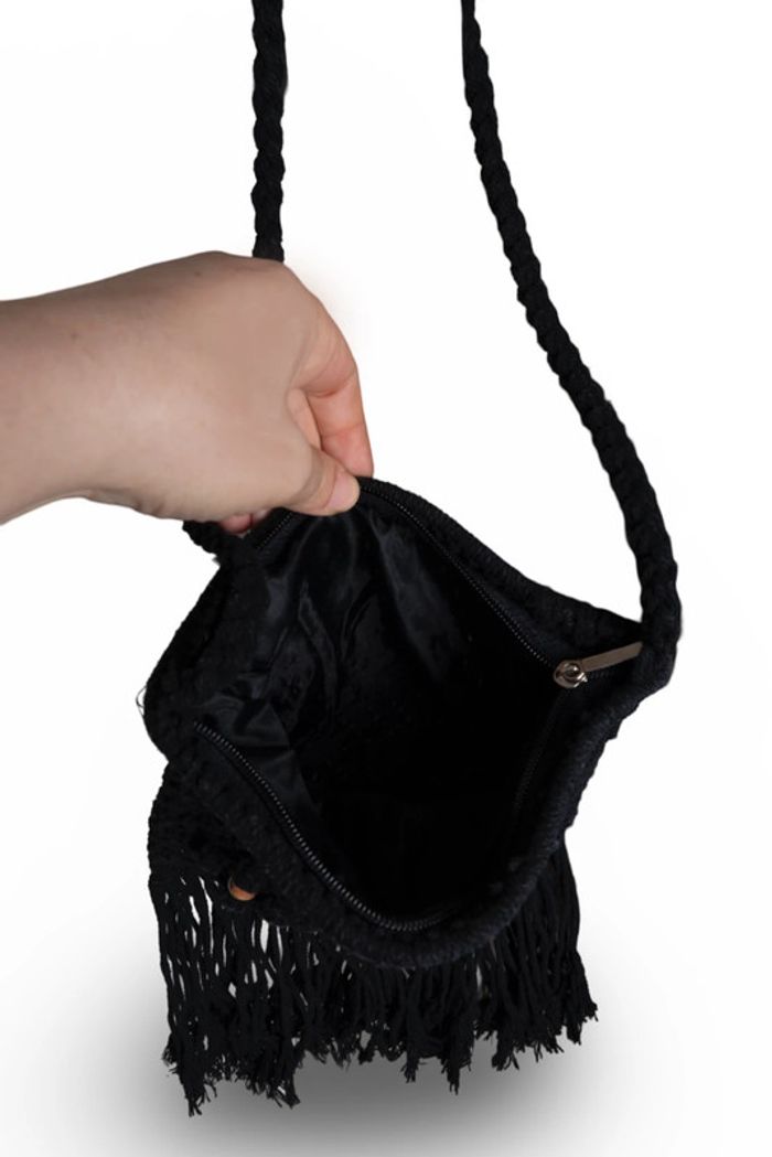Sac bandoulière noir en macramé et franges • macramé crossbody bag with fringes - photo numéro 6