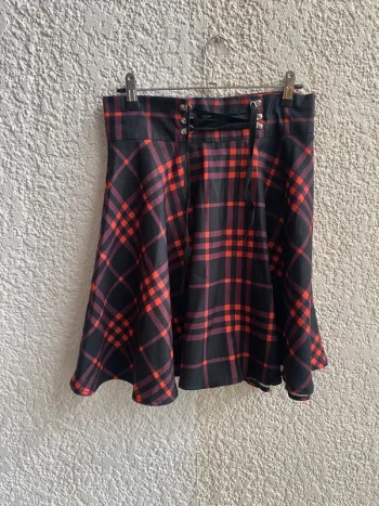 Jupe courte écossaise noir et rouge T 38