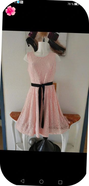 très belle robe taille M rose pale urban