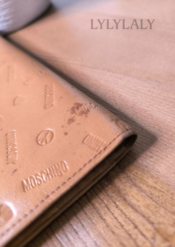 💛 Portefeuille vintage Moschino – Cuir camel embossé – Logo cœur & peace dorés - photo numéro 8