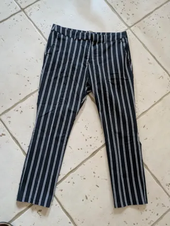 Magnifique pantacourt H&M bleu marine rayé blanc taille 44