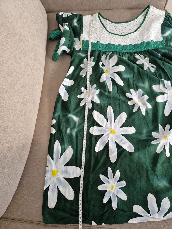 Robe polynésienne verte foncé à fleurs blanche avec détail dentelle - photo numéro 9