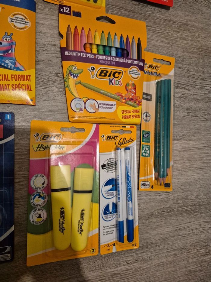 Lot fournitures scolaires cahiers 24x32 colle crayon couleur stylo bic feutre etc - photo numéro 4