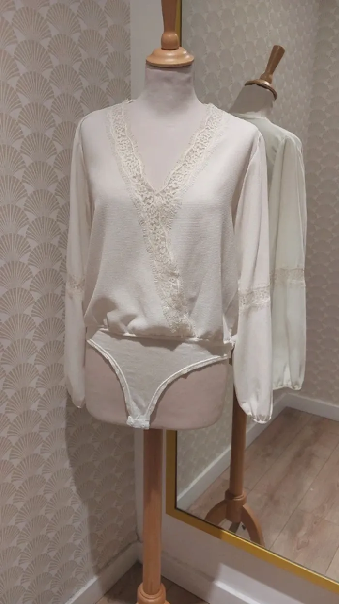 Body blanc avec dentelle Boohoo - photo numéro 2