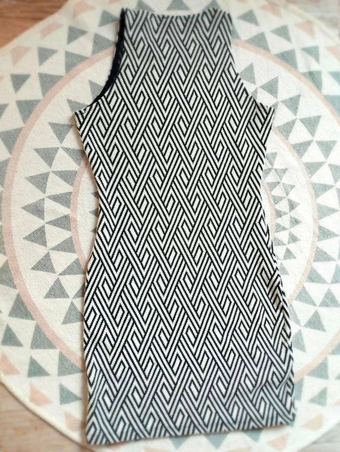 Robe  courte  moulante graphique  -  Noir écru - Mango - M- Parfait  état - photo numéro 9