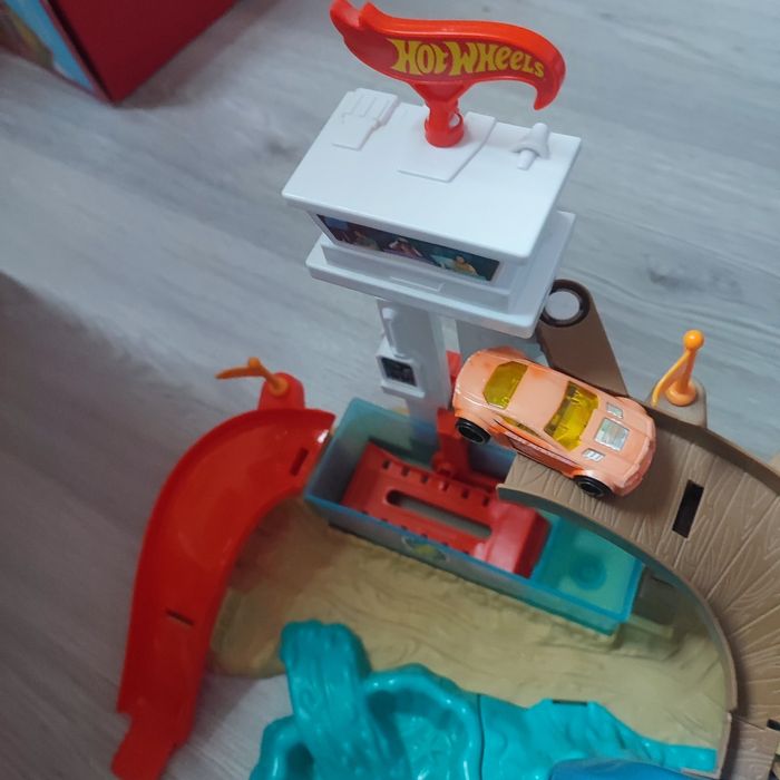 Hot wheels piste attaque requin coffret de jeux avec deux zones de changement de couleur et un véhicule color shifter inclus - photo numéro 2