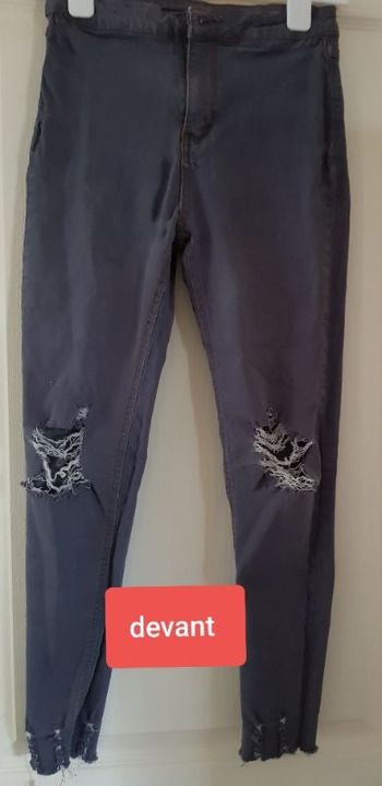Jean slim gris anthracite, faux accrocs. Taille estimée 36 (pas d'étiquette)