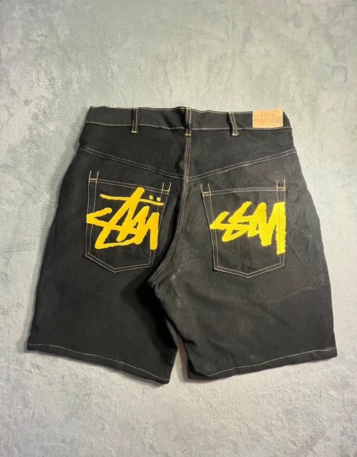 Short/Jort Stussy Black Embroidered Yellow Big Logo Back – Taille XL