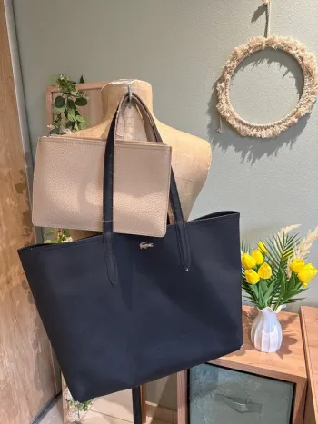 Joli sac pour la rentrée  Lacoste réversible avec pochette assortie beige