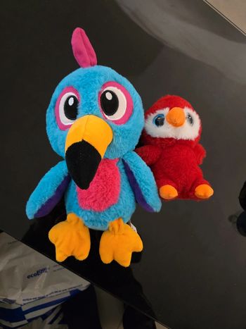Lot de 2 peluches : 1 oiseau 18cm et 1 perroquet 33cm