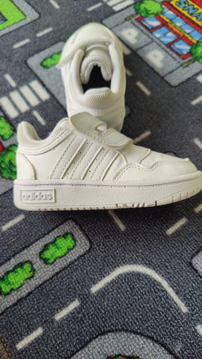 Basket Adidas taille 22 - photo numéro 3