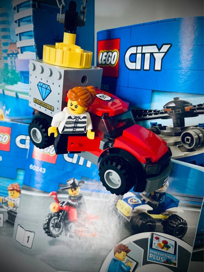 LEGO City 60243 - L’Arrestation en Hélicoptère - Complet avec Boîte et Notice - photo numéro 3