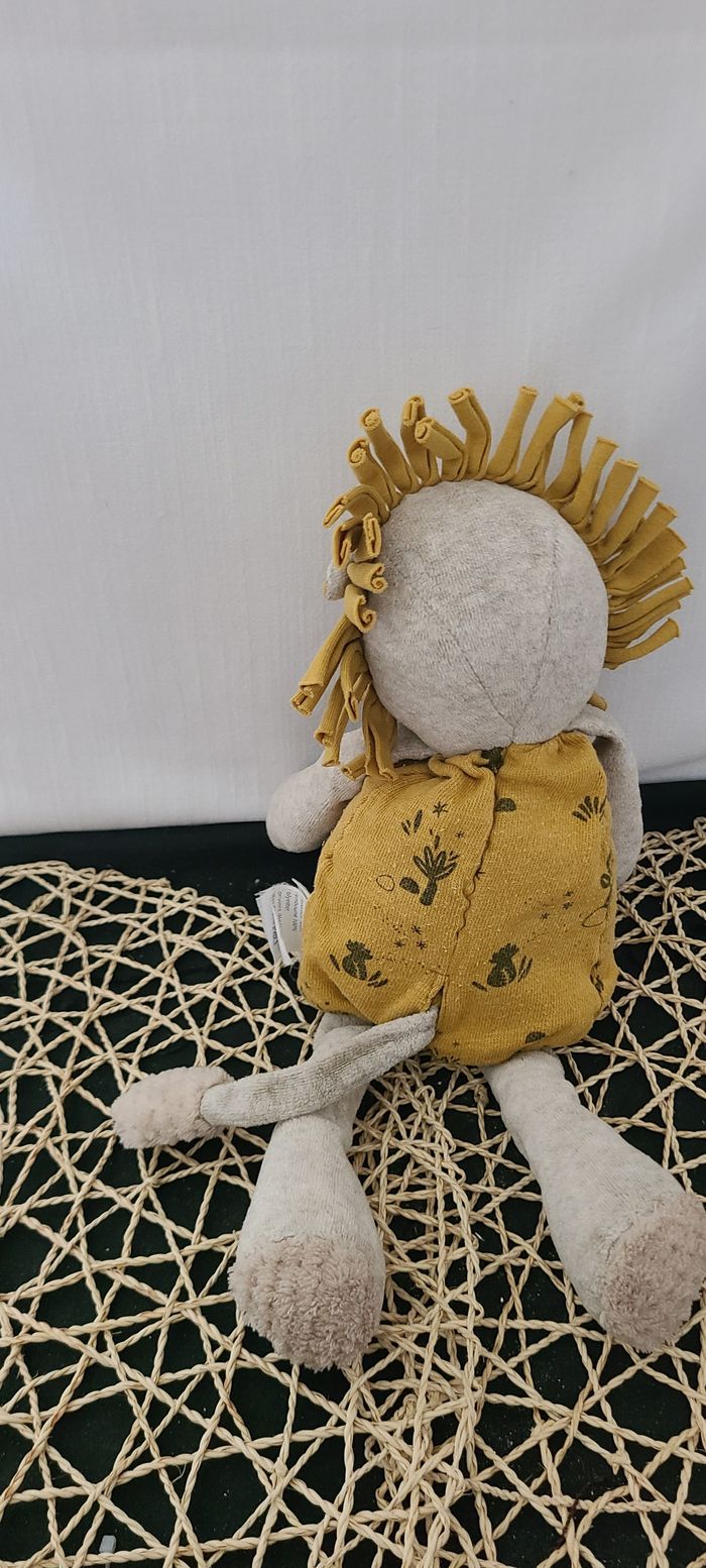 Moulin Roty Sous mon Baobab doudou poupée lion Paprika jaune et gris - photo numéro 3
