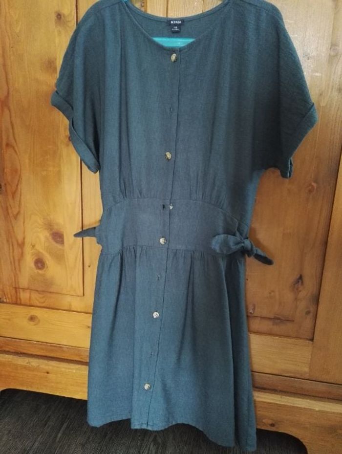 Robe bleue boutonnée devant, nœuds de chaque côté
