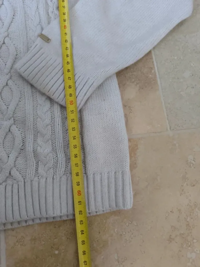 Pull tommy Hilfiger femme M blanc crème motif torsadé devant, des tâches et couleur ternie - photo numéro 5