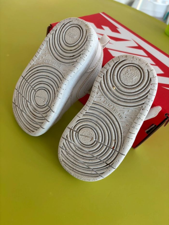 Baskets Nike blanches taille 21 - photo numéro 7