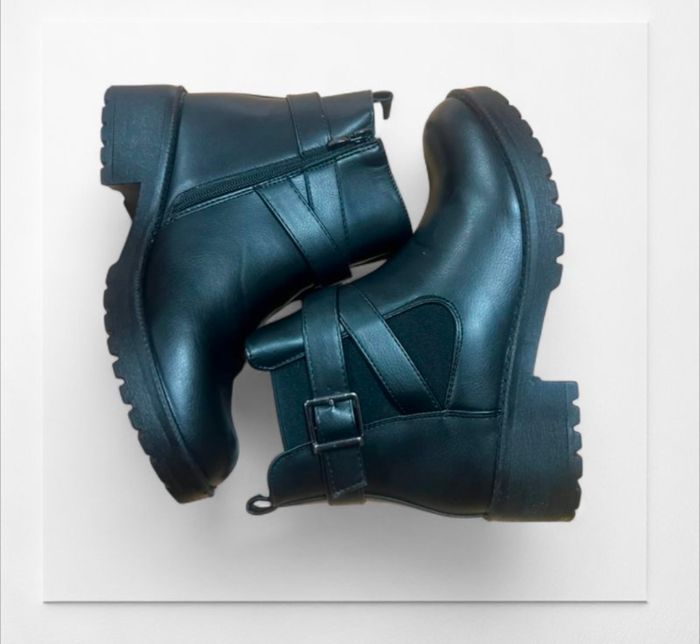 Bottine femme

Pointure 39 Neuf sans étiquette