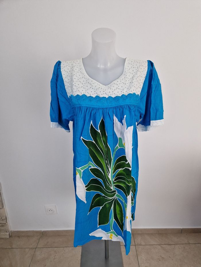 Robe polynésienne bleu à fleurs avec détail dentelle fleurie