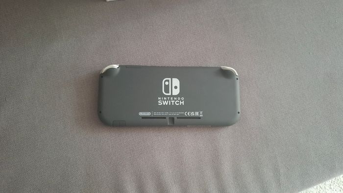 Switch Lite en très bon état - photo numéro 3