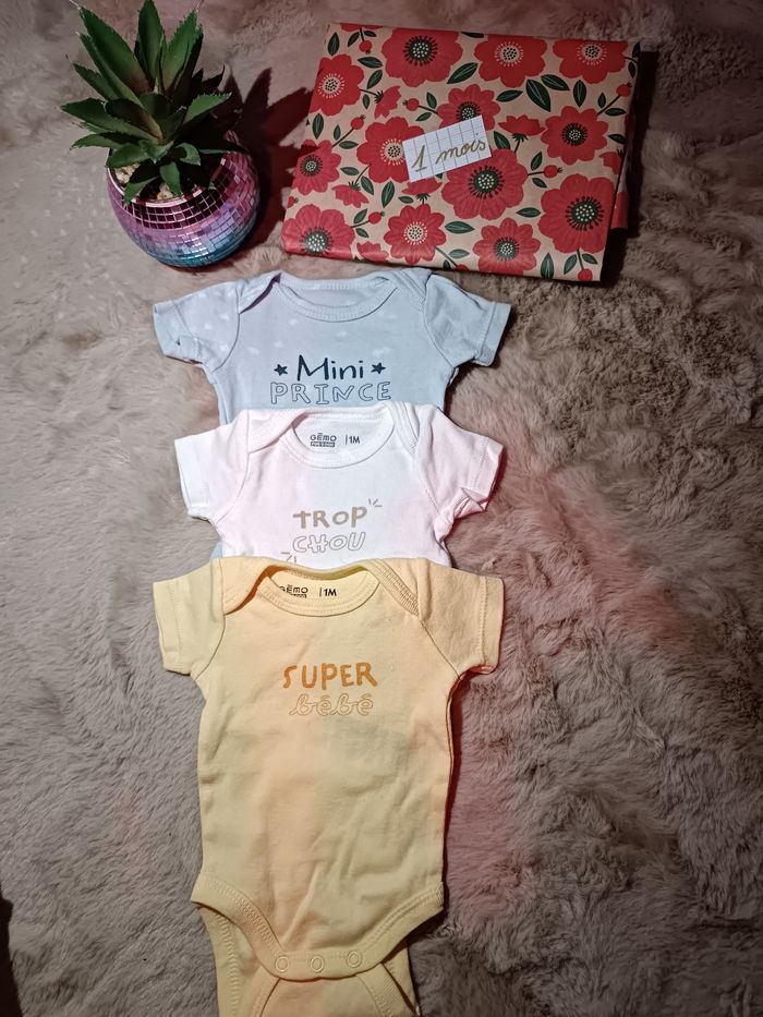 Lot bodies manches courtes